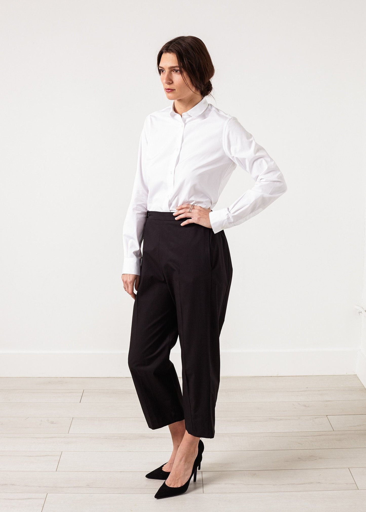 Pantalón ancho cropped en negro