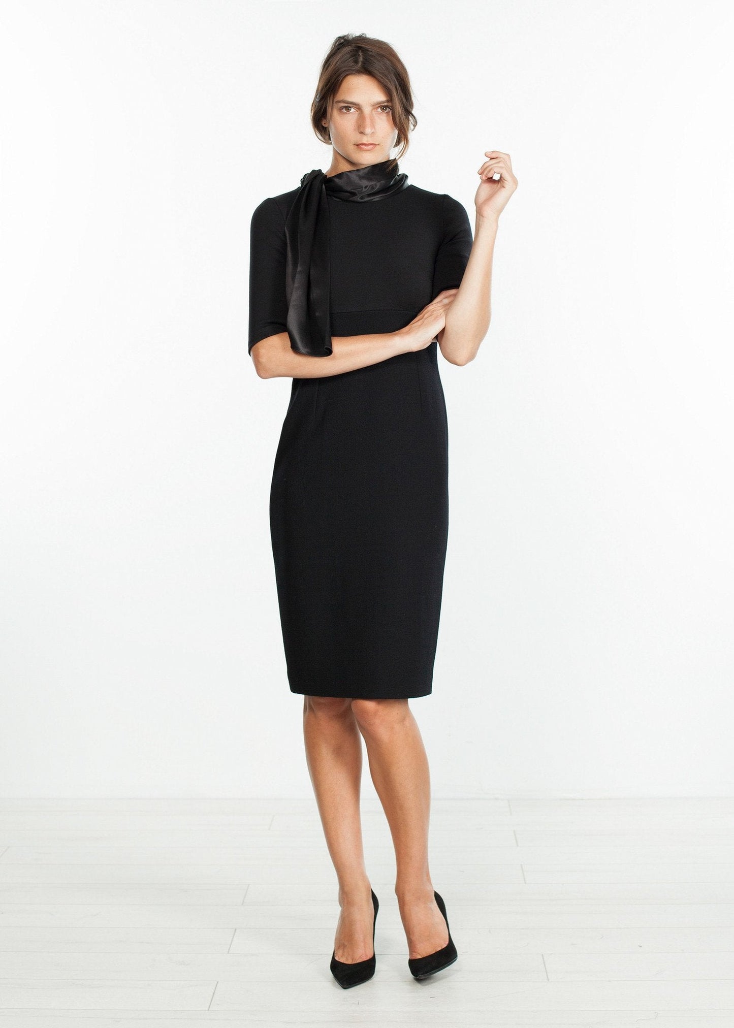 VESTIDO DE LANA CON CUELLO LAZADO