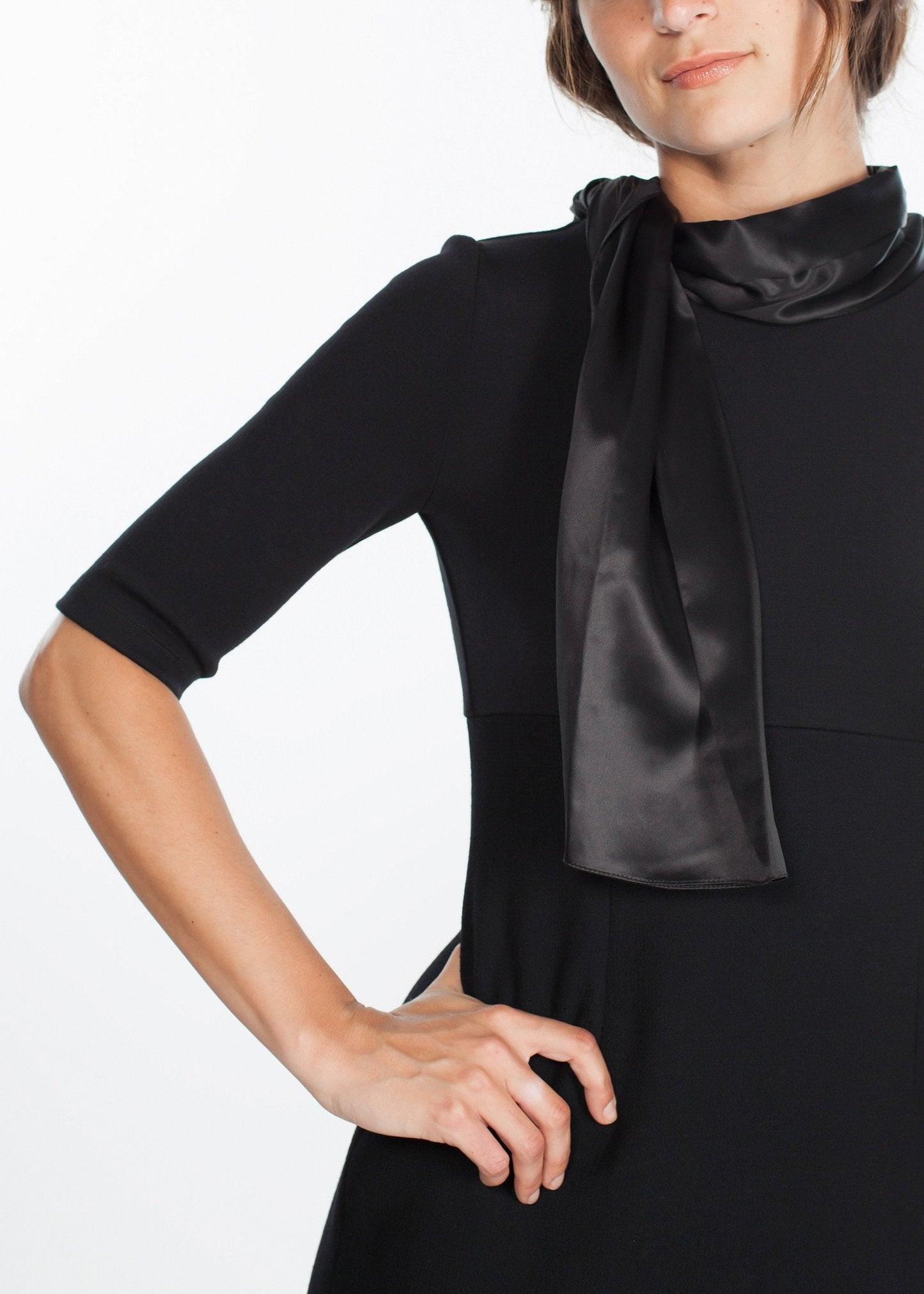 VESTIDO DE LANA CON CUELLO LAZADO