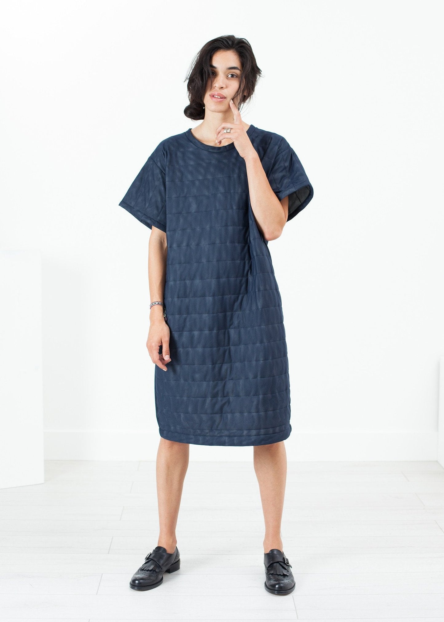 T-Shirt-Kleid aus gestepptem Mesh in Marineblau