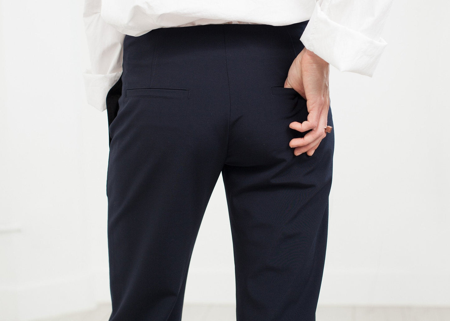 Pantalón con bolsillo de parche en azul marino