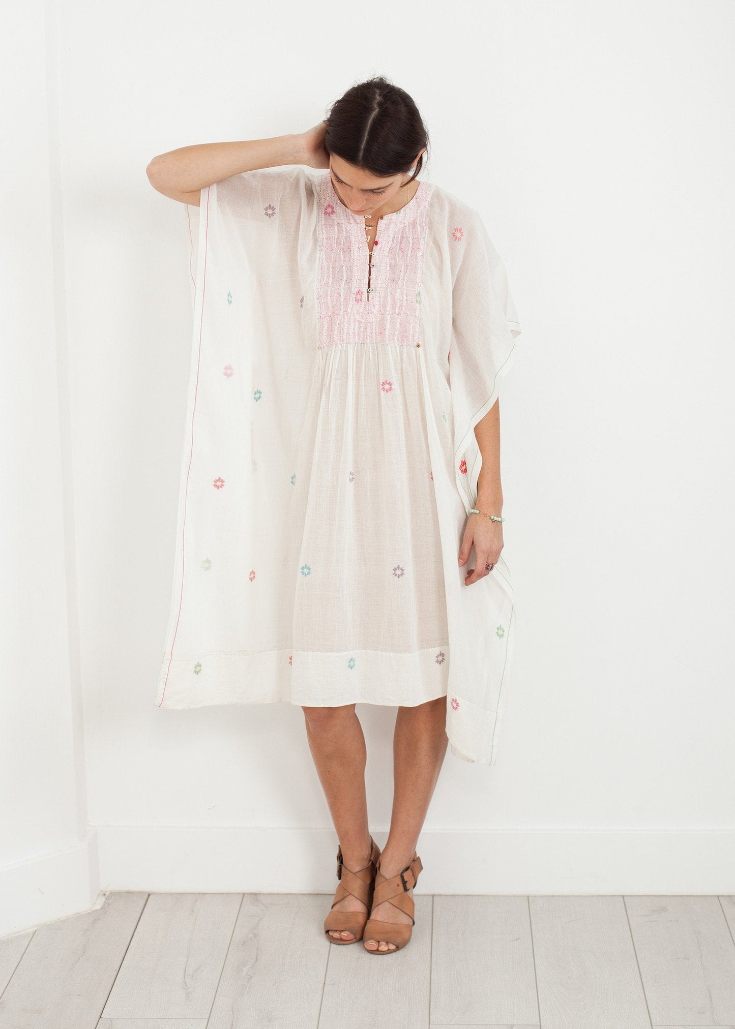 VESTIDO TIENDA FLORES EN BLANCO
