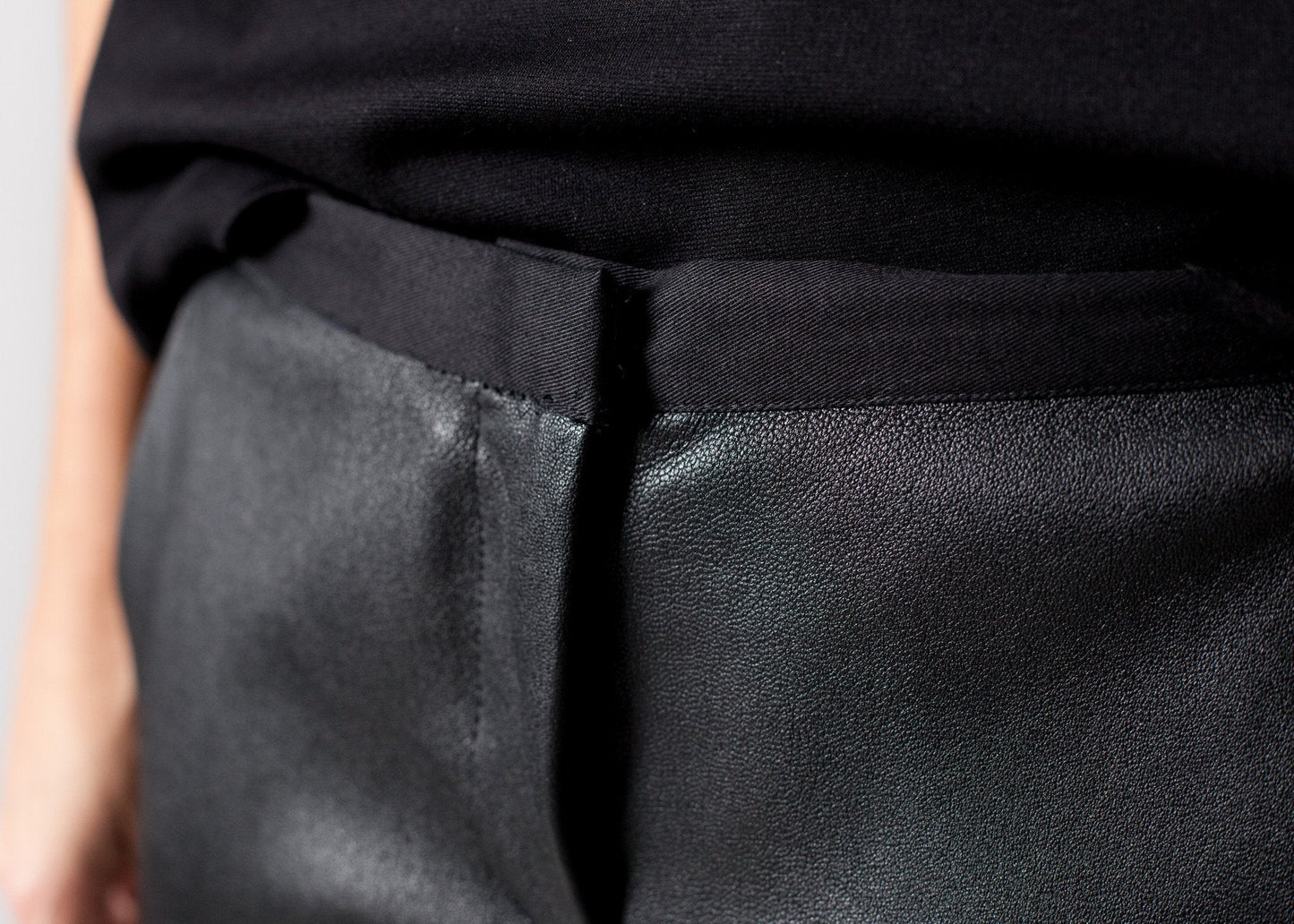 Hose mit Ledereinsatz in Schwarz