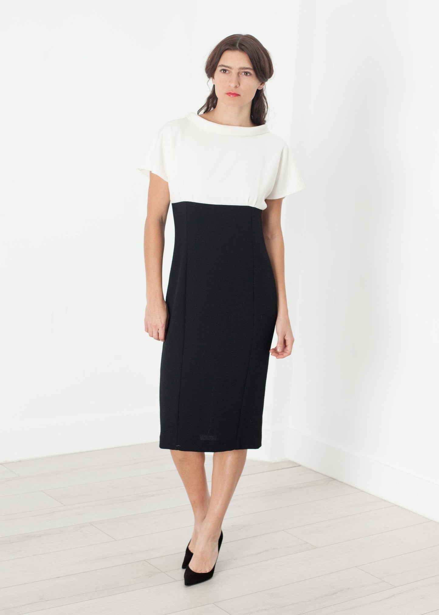 Kleid mit Perlenverschluss in Creme/Schwarz