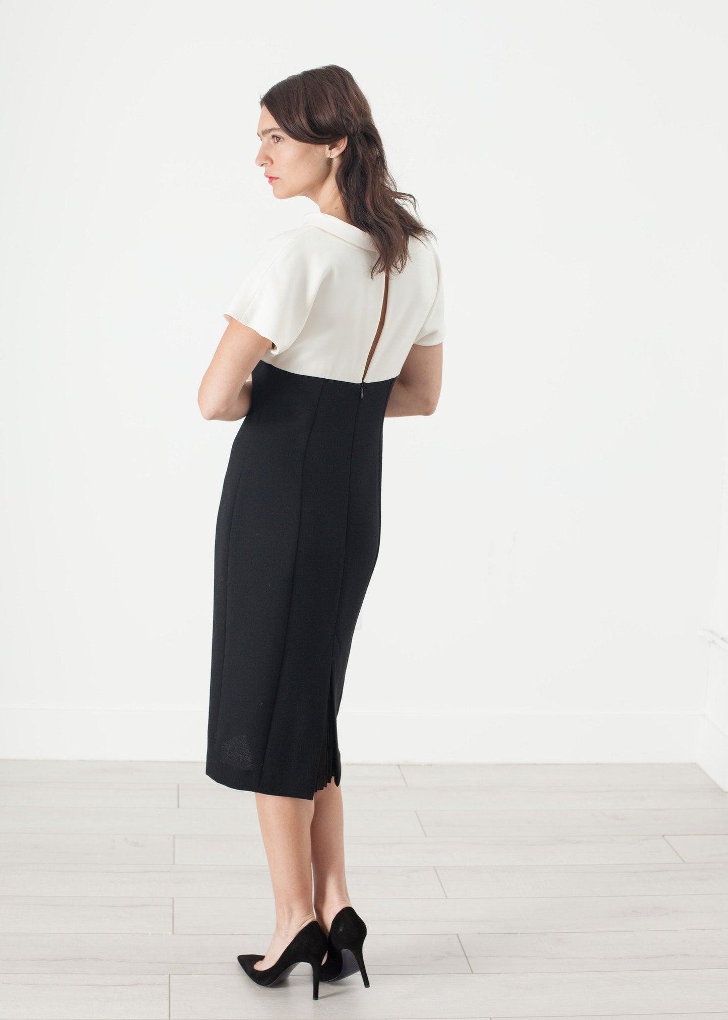Kleid mit Perlenverschluss in Creme/Schwarz
