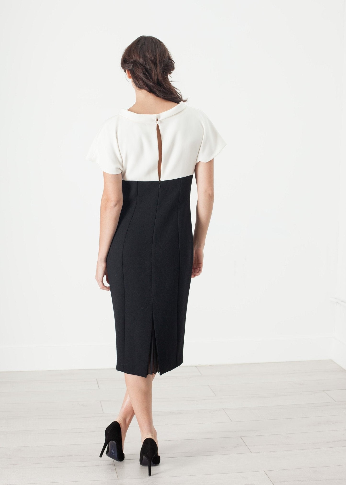 Kleid mit Perlenverschluss in Creme/Schwarz