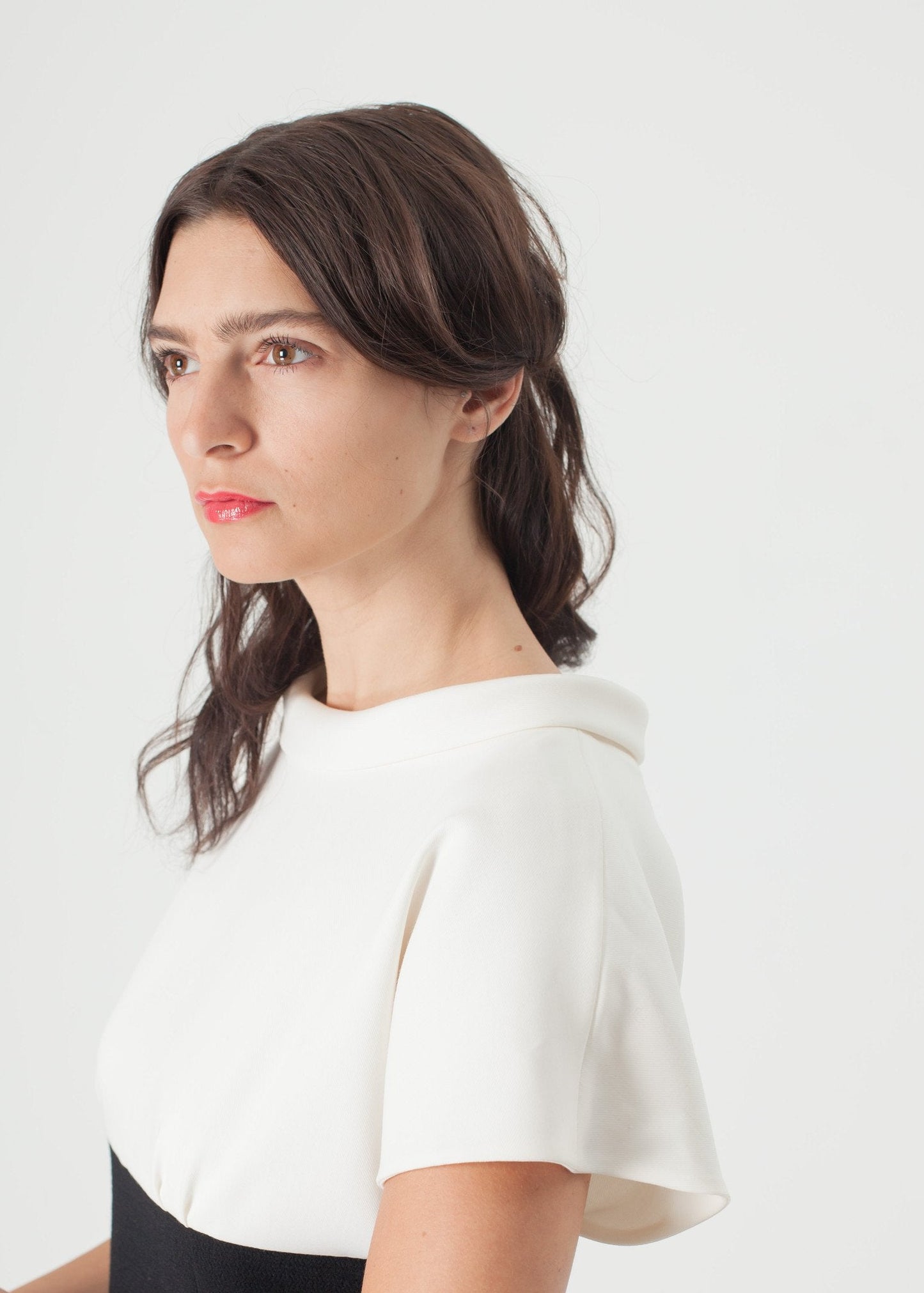 Kleid mit Perlenverschluss in Creme/Schwarz