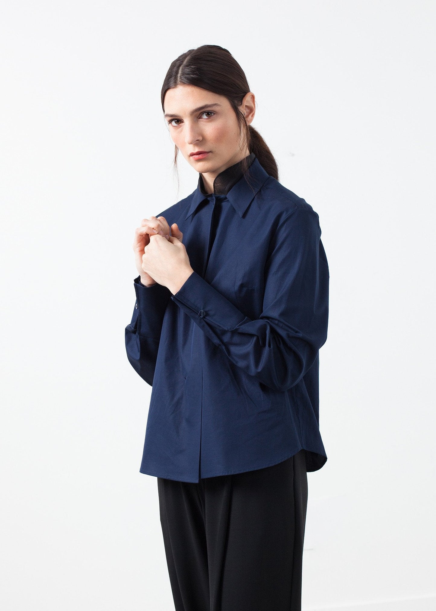 Col boutonné en soie transparente