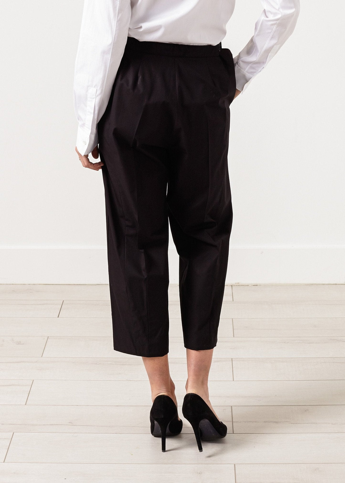 Pantalón ancho cropped en negro