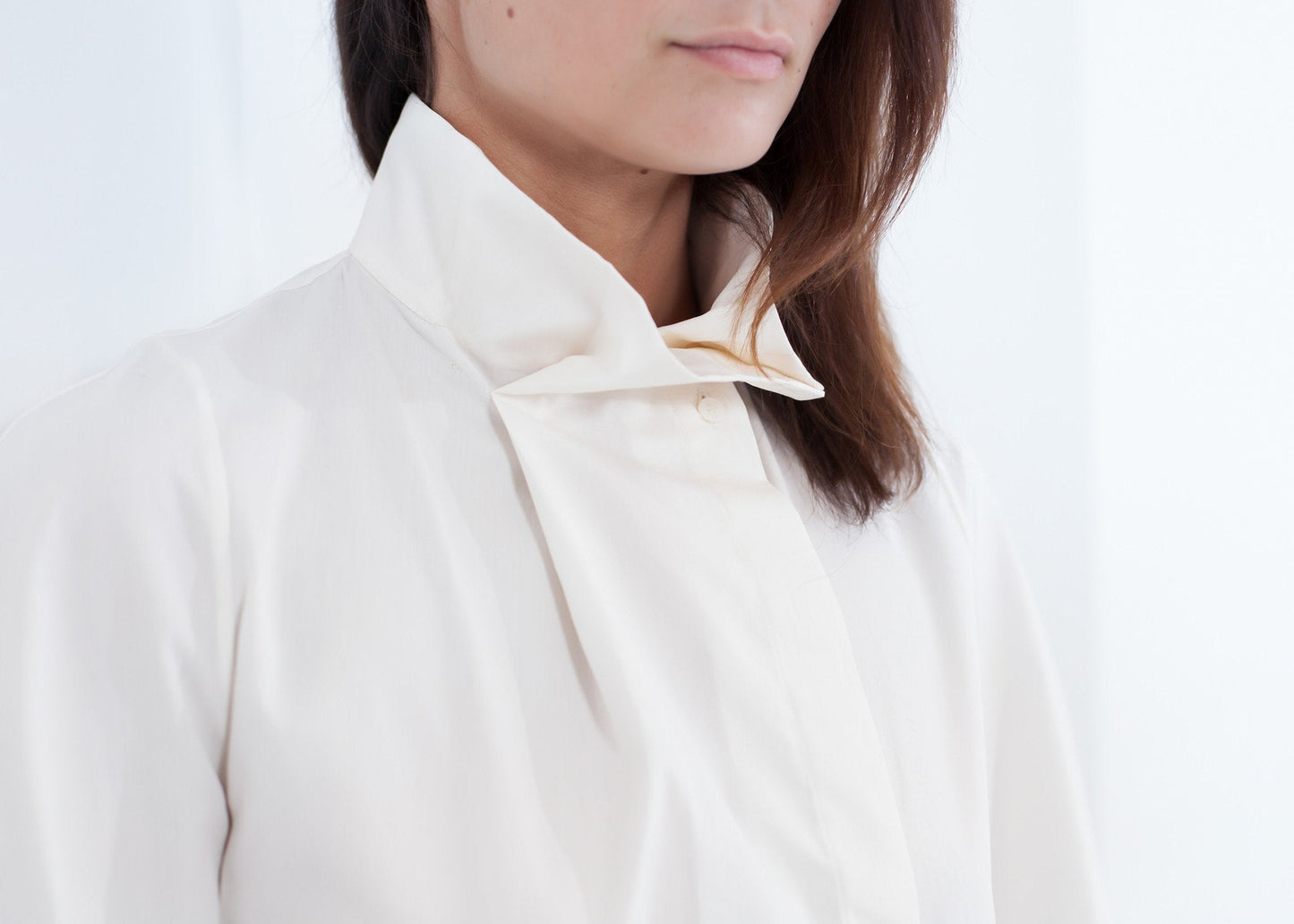 Poplinblus med full krage i Off White 