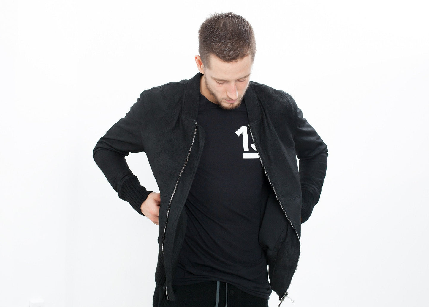 Bomber in pelle rotta in nero