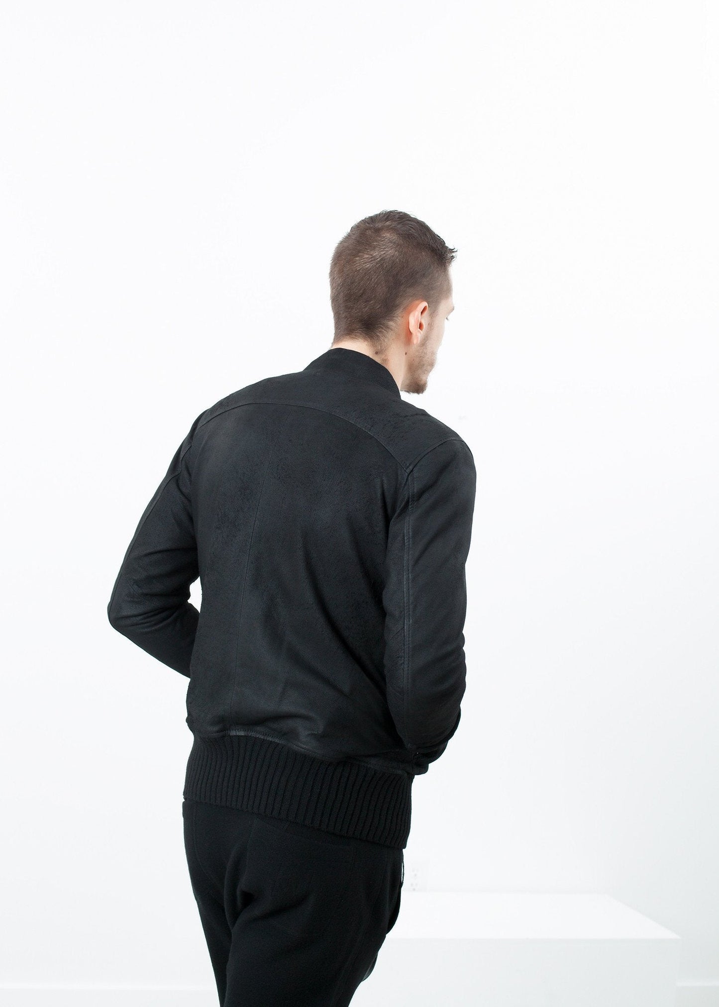 Bomber in pelle rotta in nero