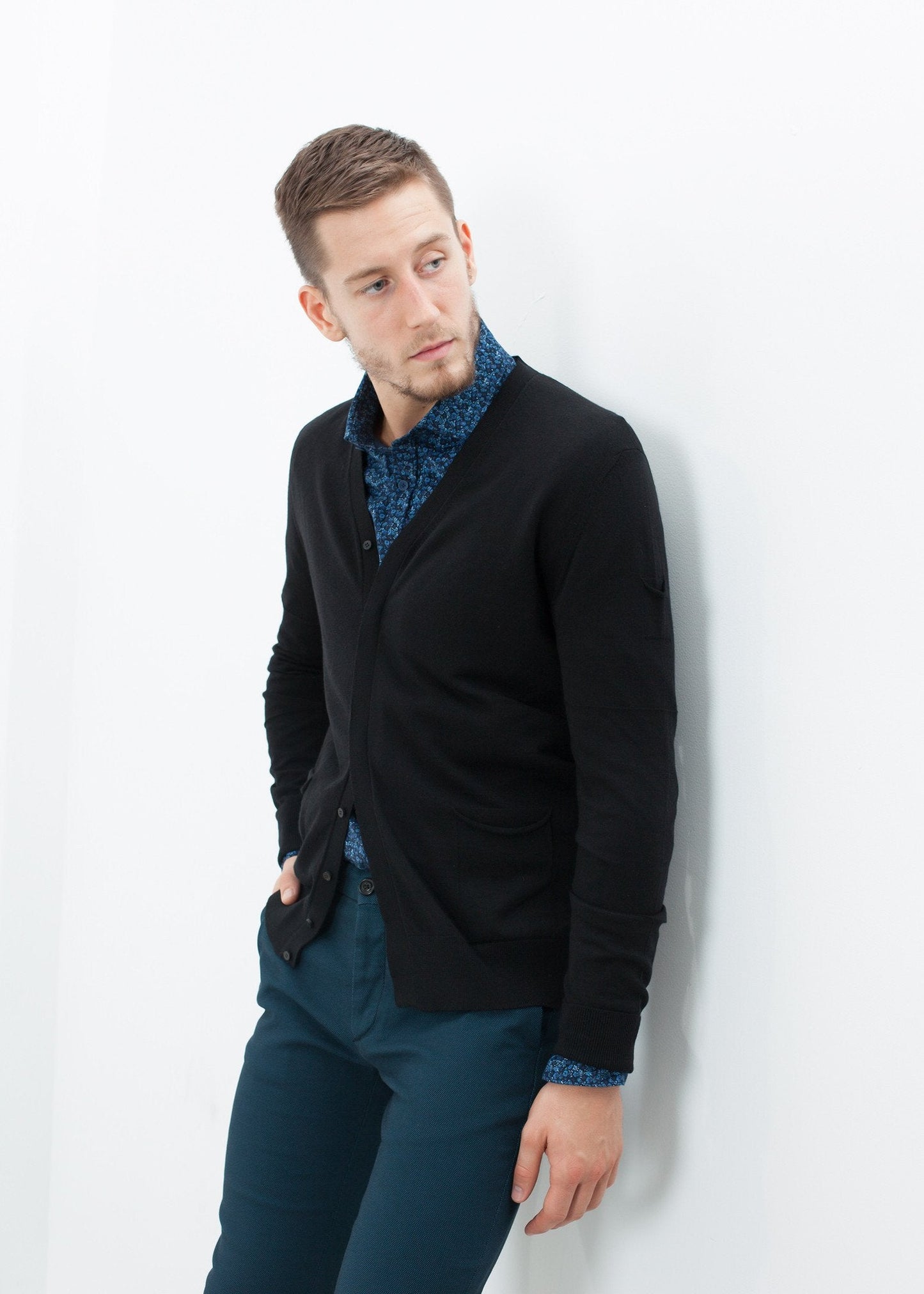 Cardigan con abbottonatura nascosta in nero 