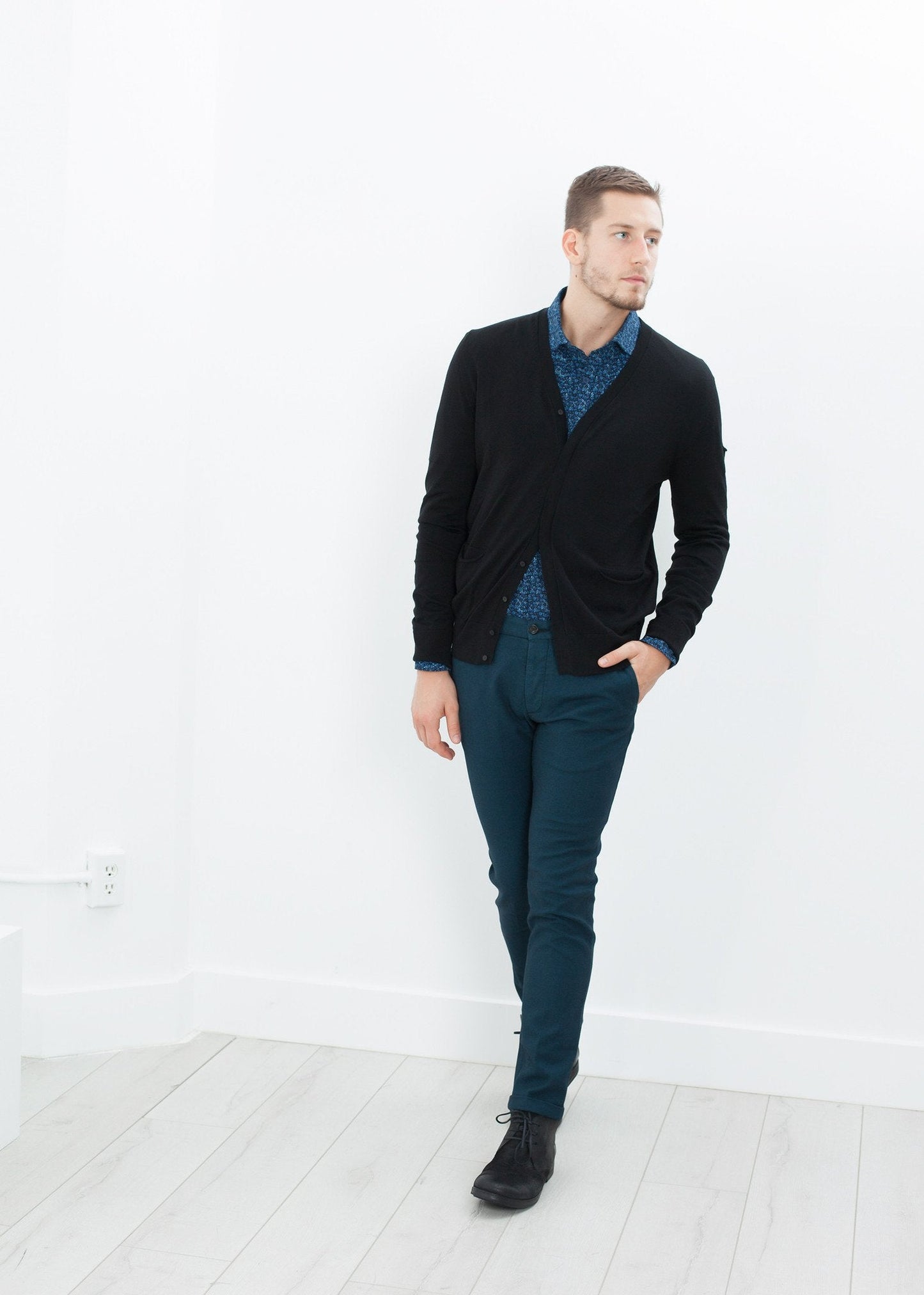 Cardigan con abbottonatura nascosta in nero 