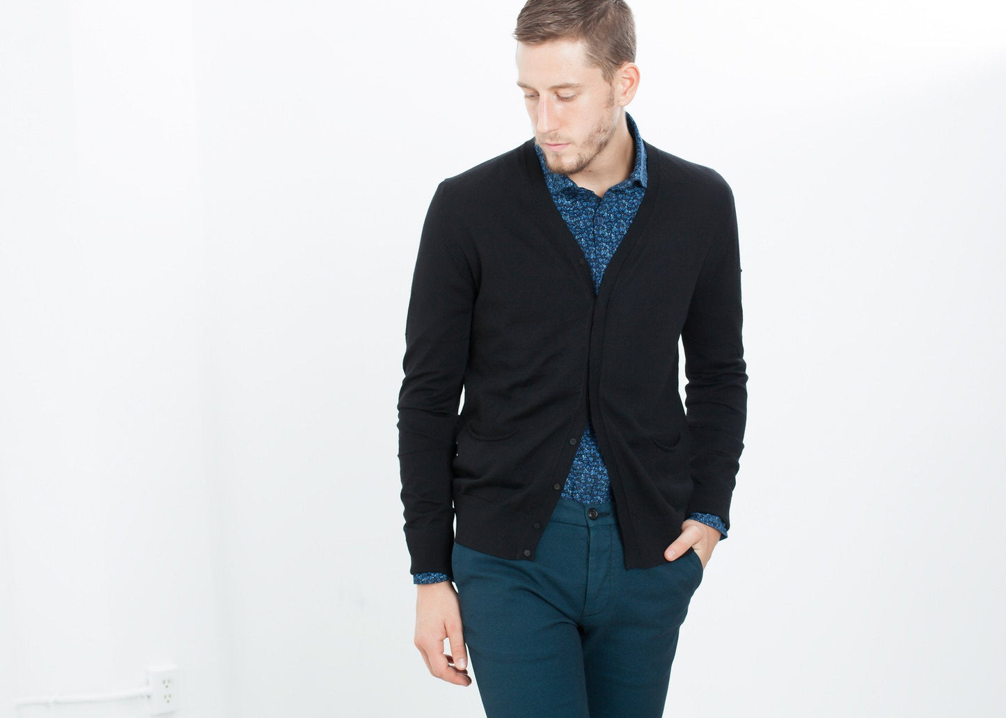 Cardigan con abbottonatura nascosta in nero 