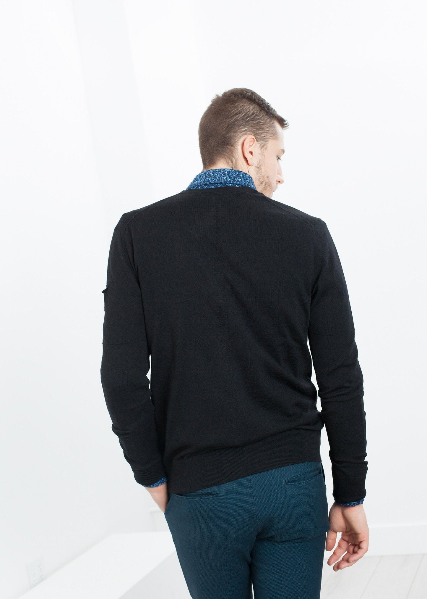 Cardigan con abbottonatura nascosta in nero 