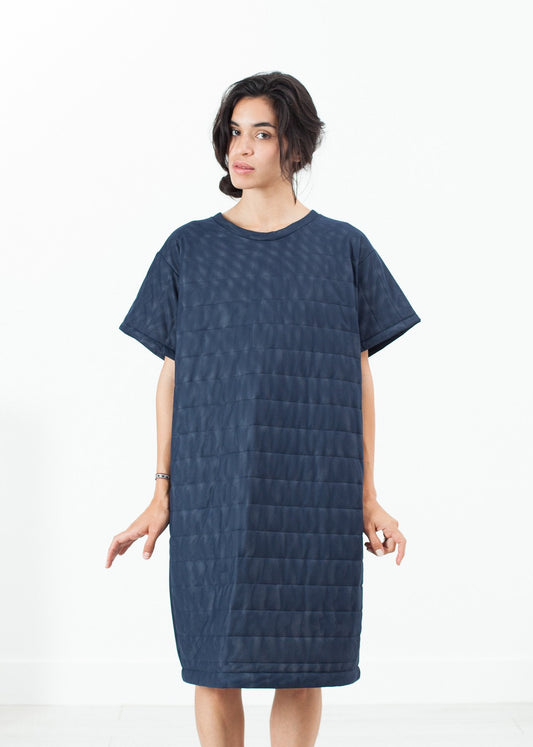 Robe t-shirt en maille matelassée en bleu marine
