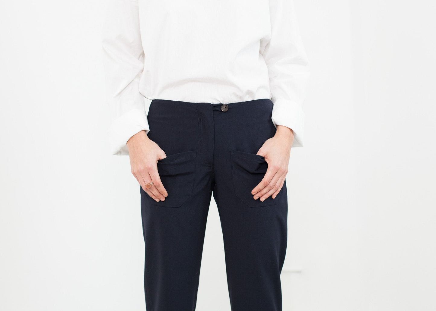 Pantalón con bolsillo de parche en azul marino