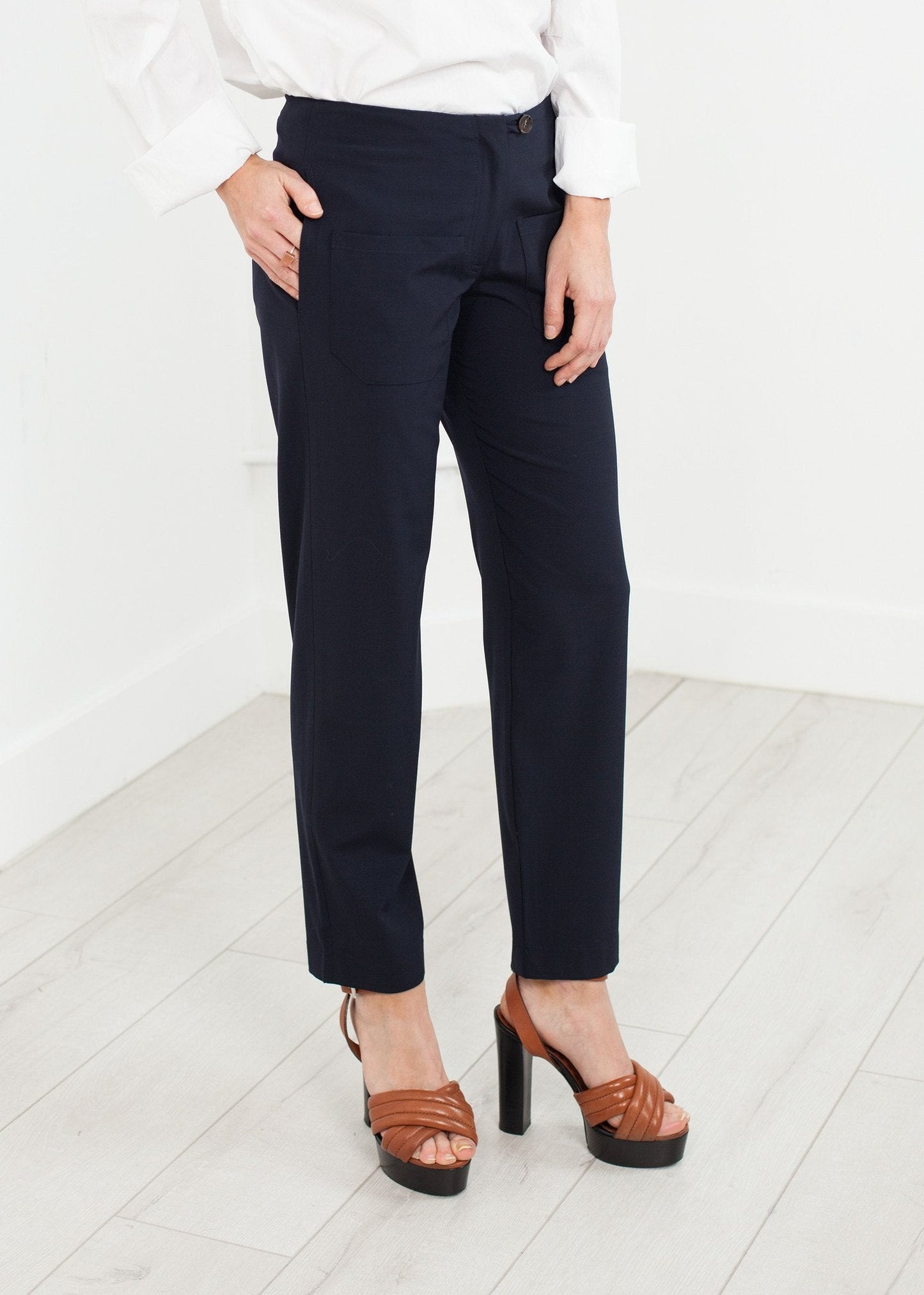 Pantalón con bolsillo de parche en azul marino