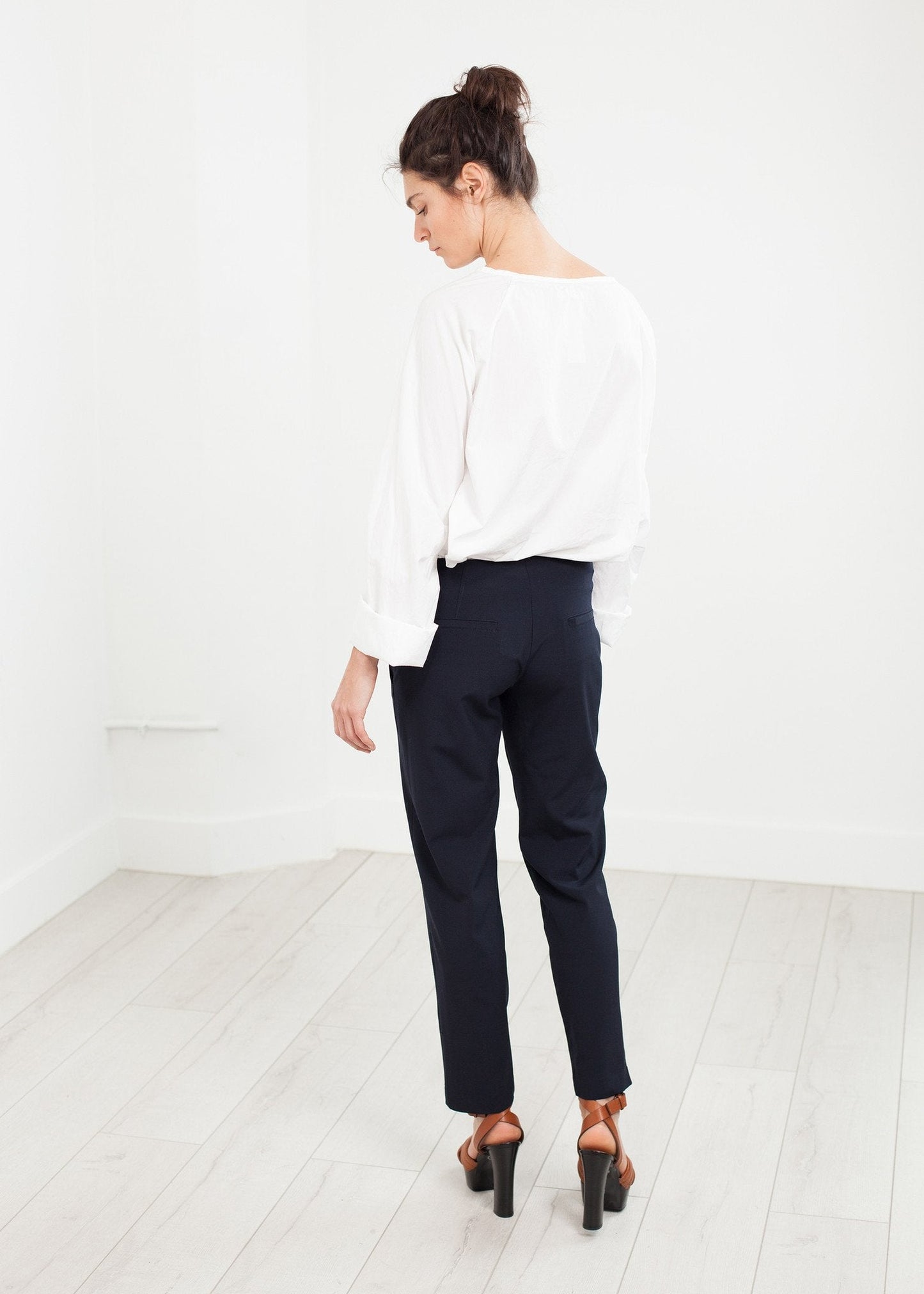 Pantalón con bolsillo de parche en azul marino