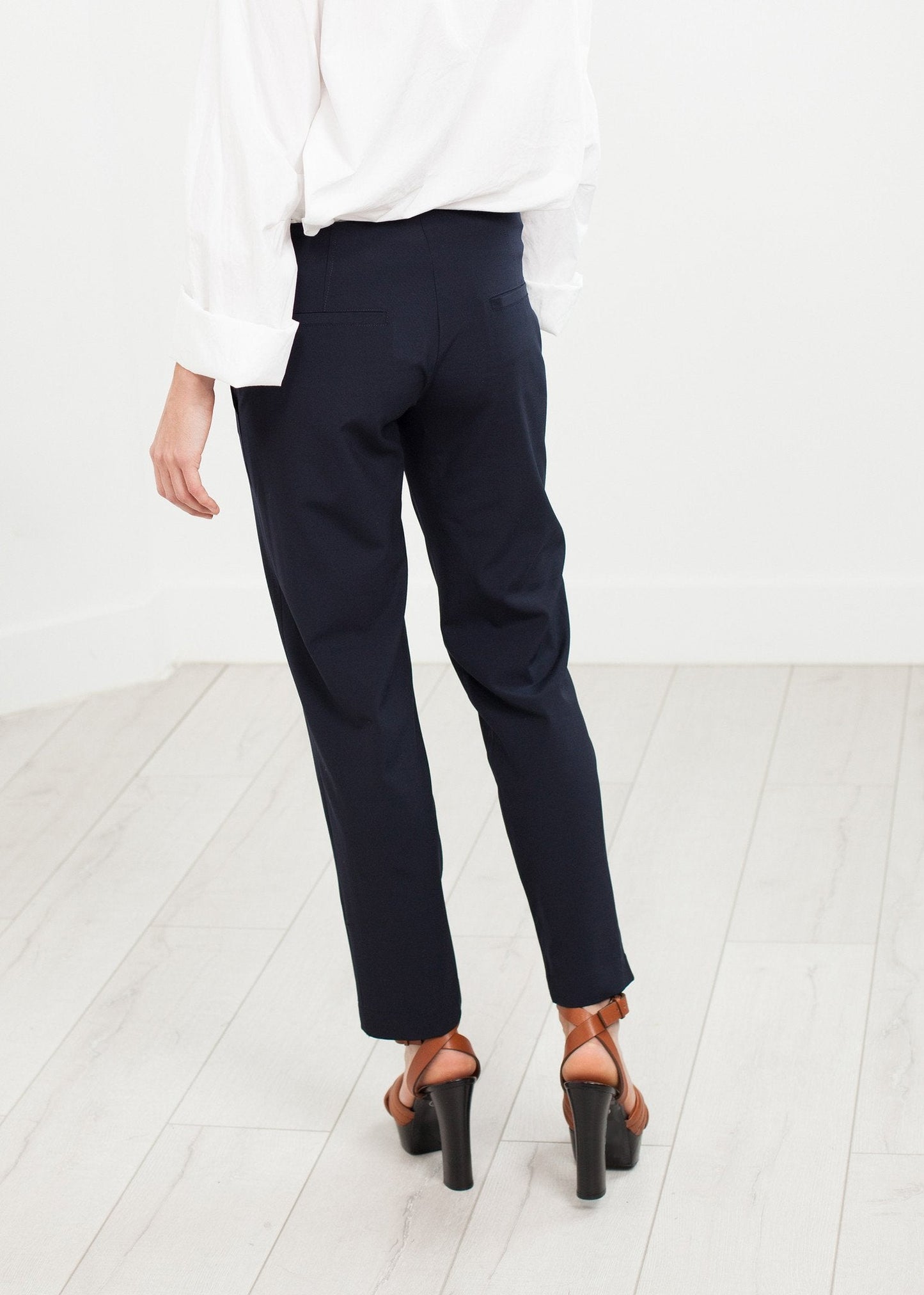 Pantalón con bolsillo de parche en azul marino