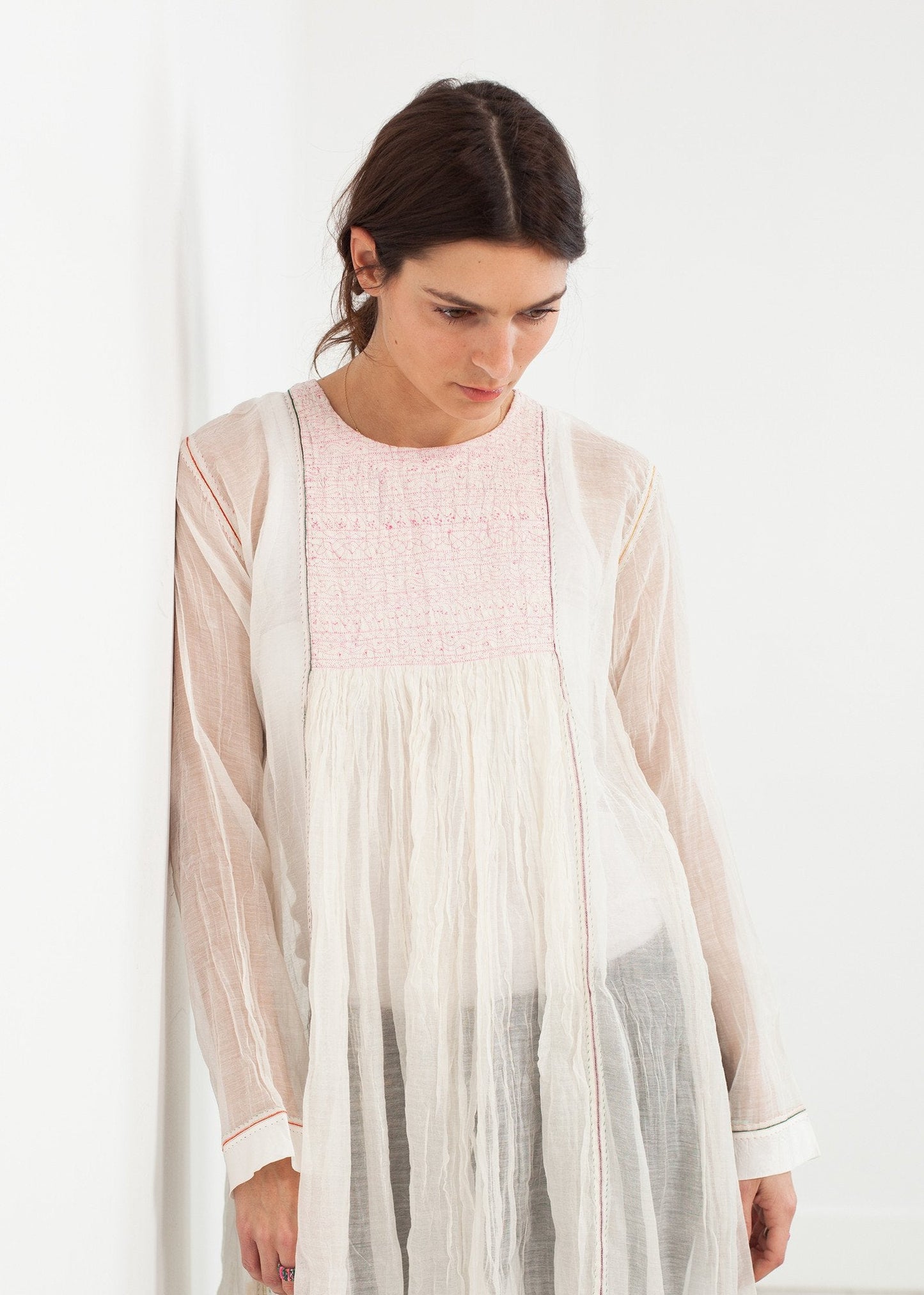 Rosa Trägerkleid in Weiß