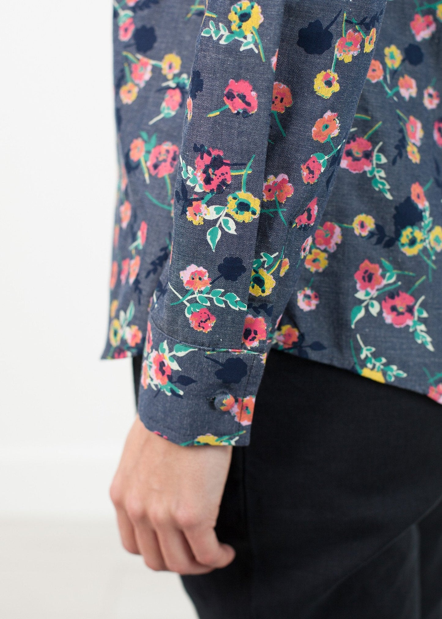 Langarmbluse in Schwarz/Blumen