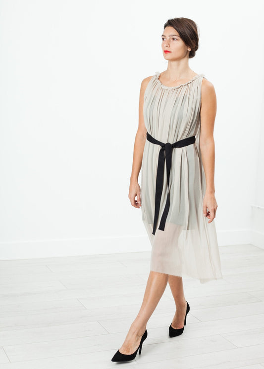 Chiffon-Kleid mit Cape-Rücken in Sand