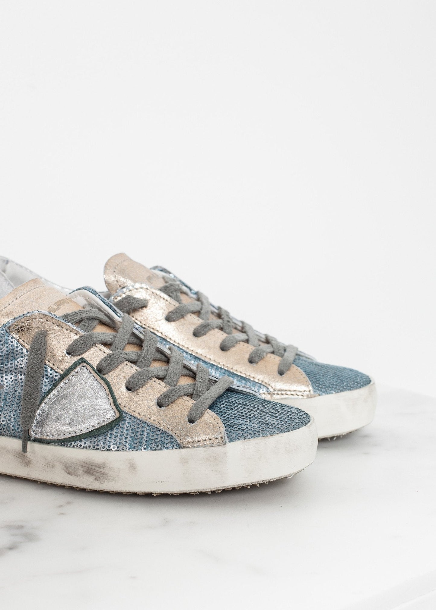 Sneaker bassa con paillettes metallizzate