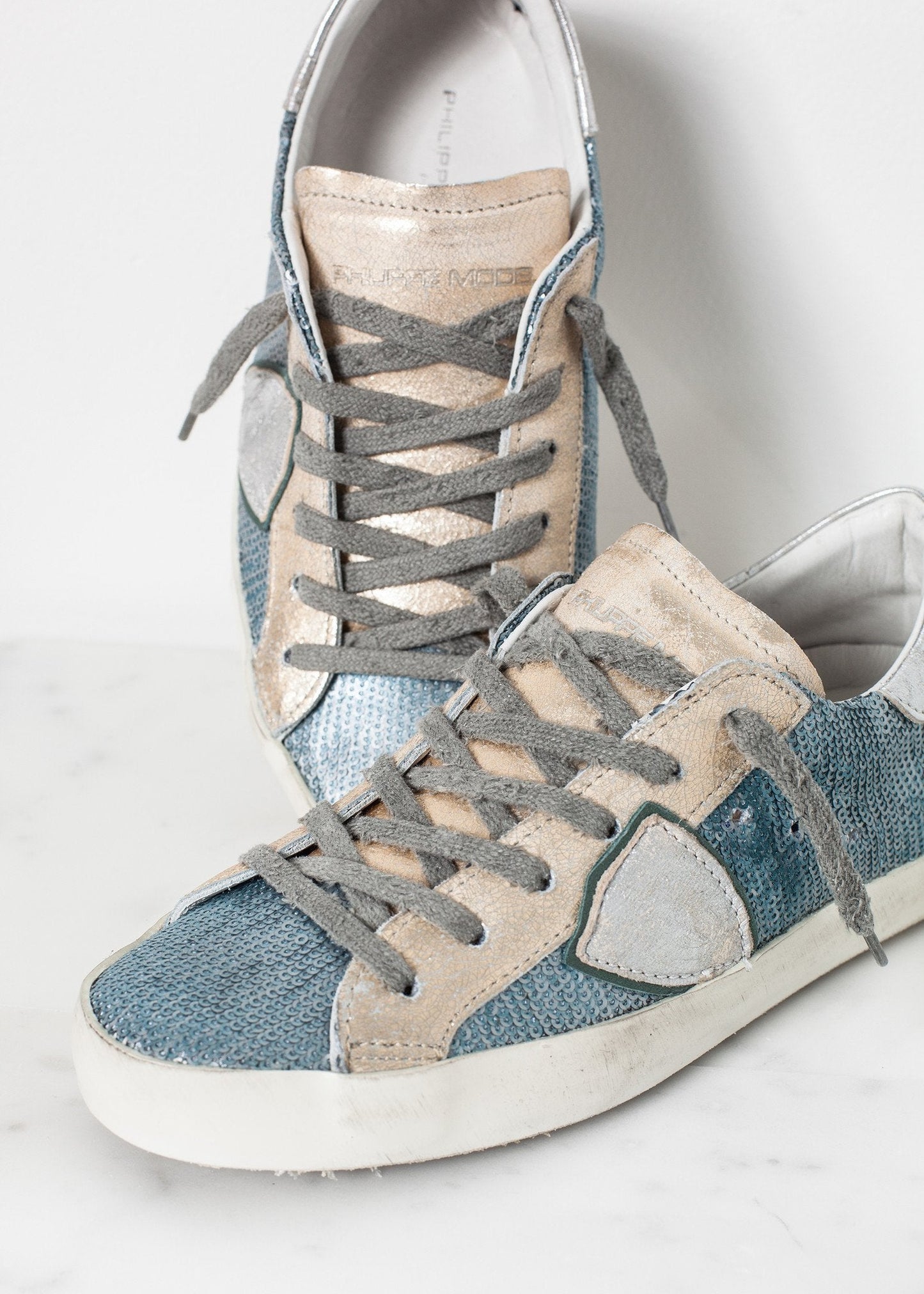Sneaker bassa con paillettes metallizzate