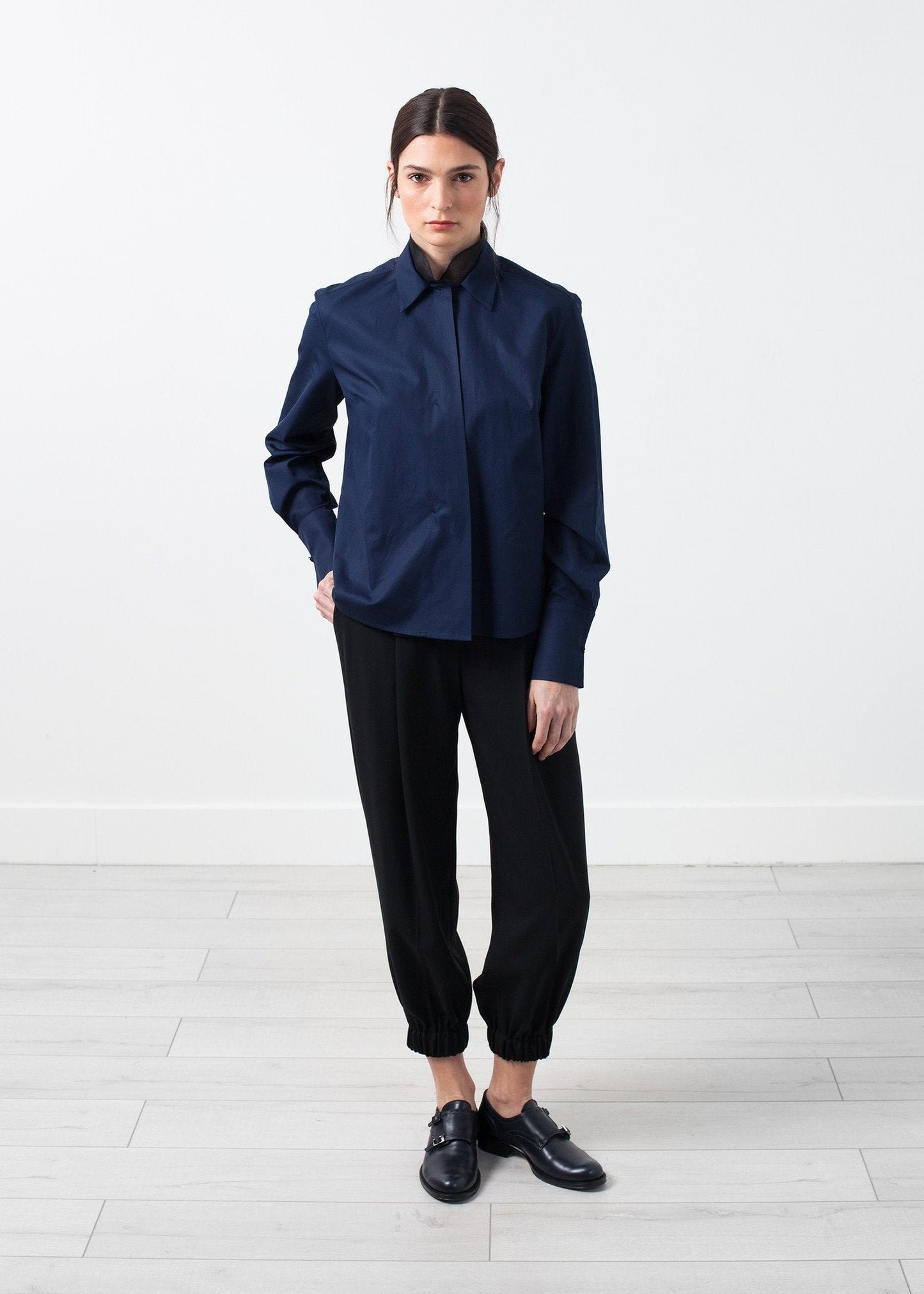 Col boutonné en soie transparente
