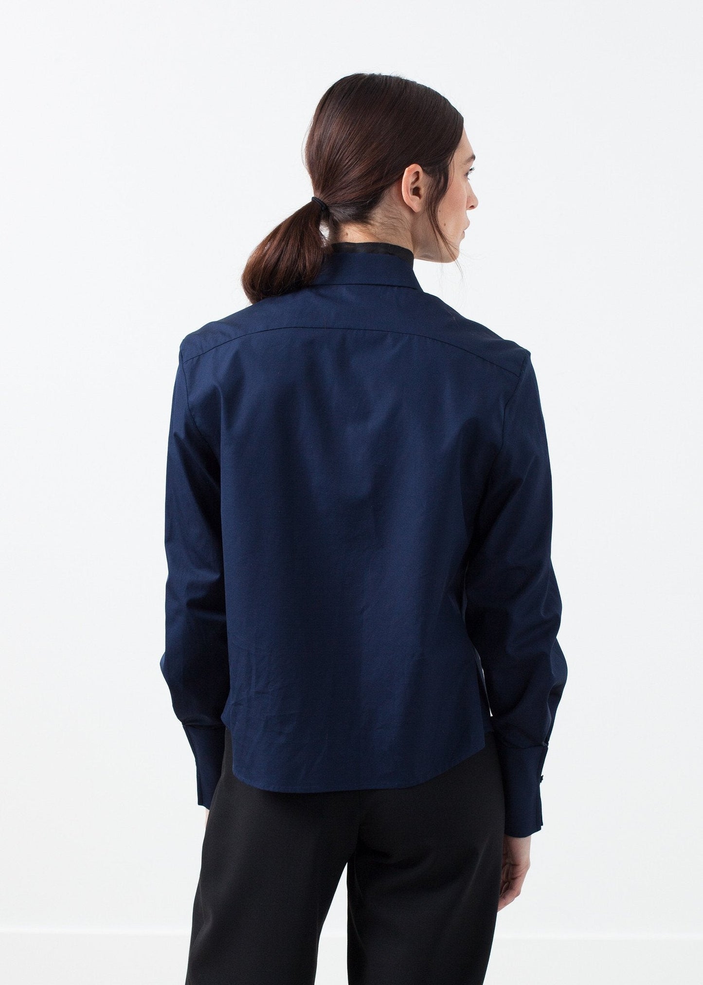 Col boutonné en soie transparente
