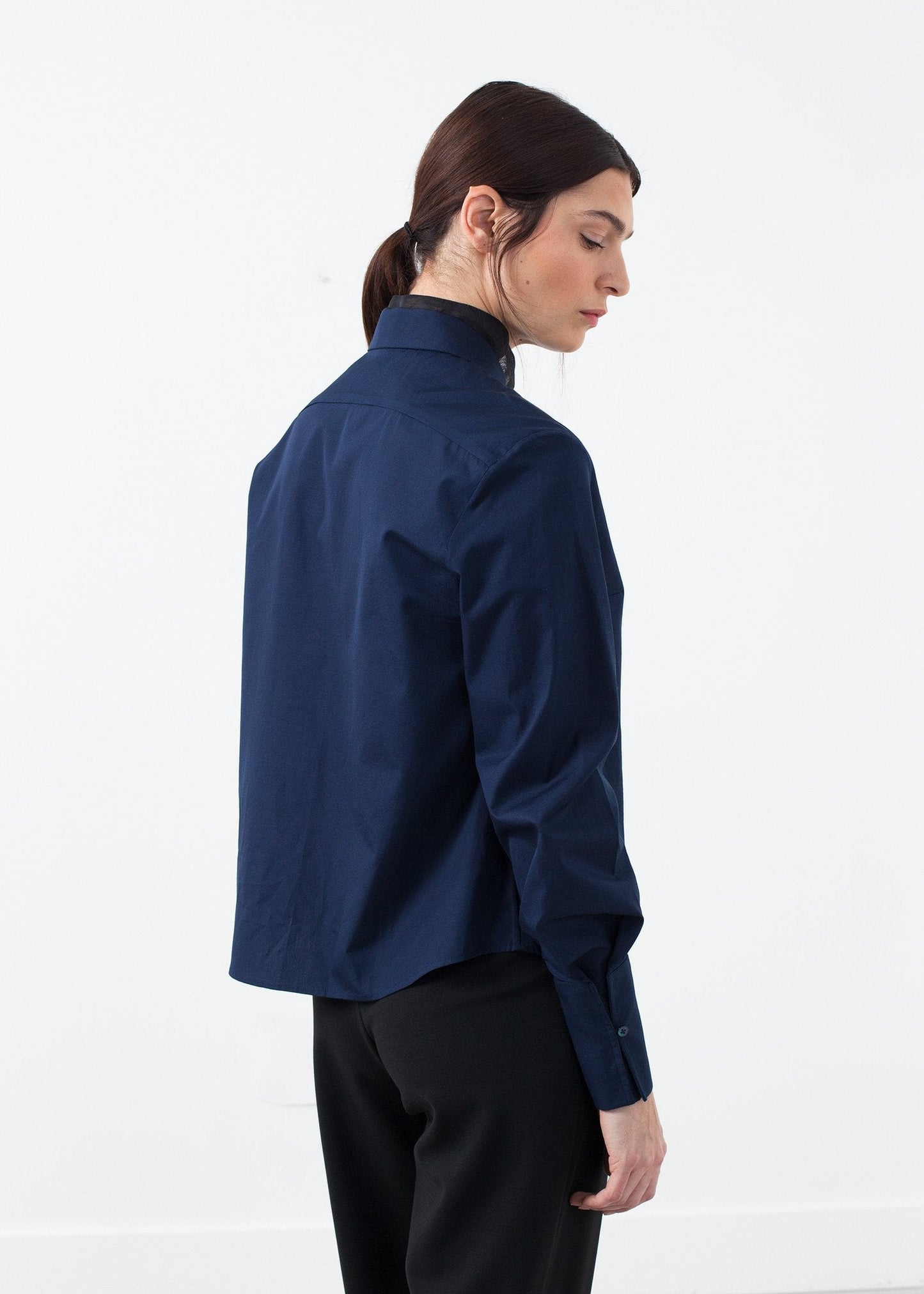 Col boutonné en soie transparente