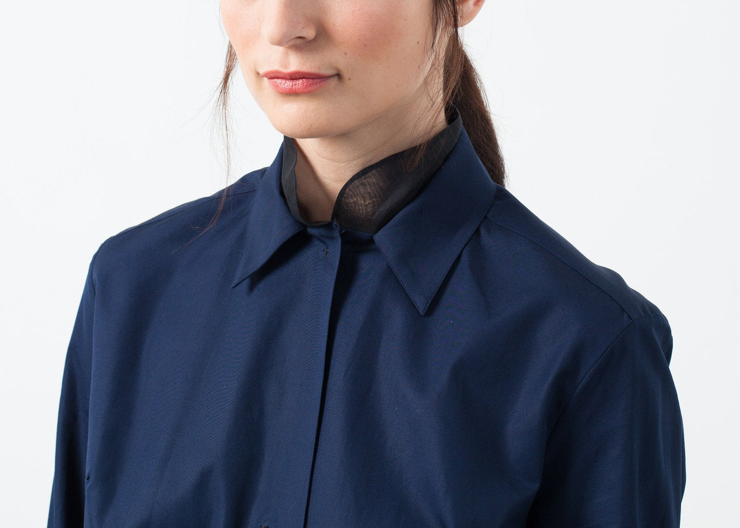 Col boutonné en soie transparente