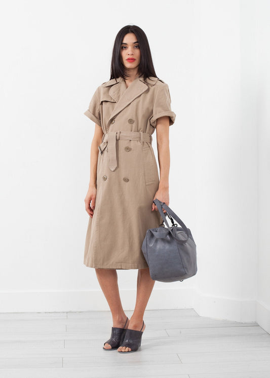 Gabardina con manga enrollada
