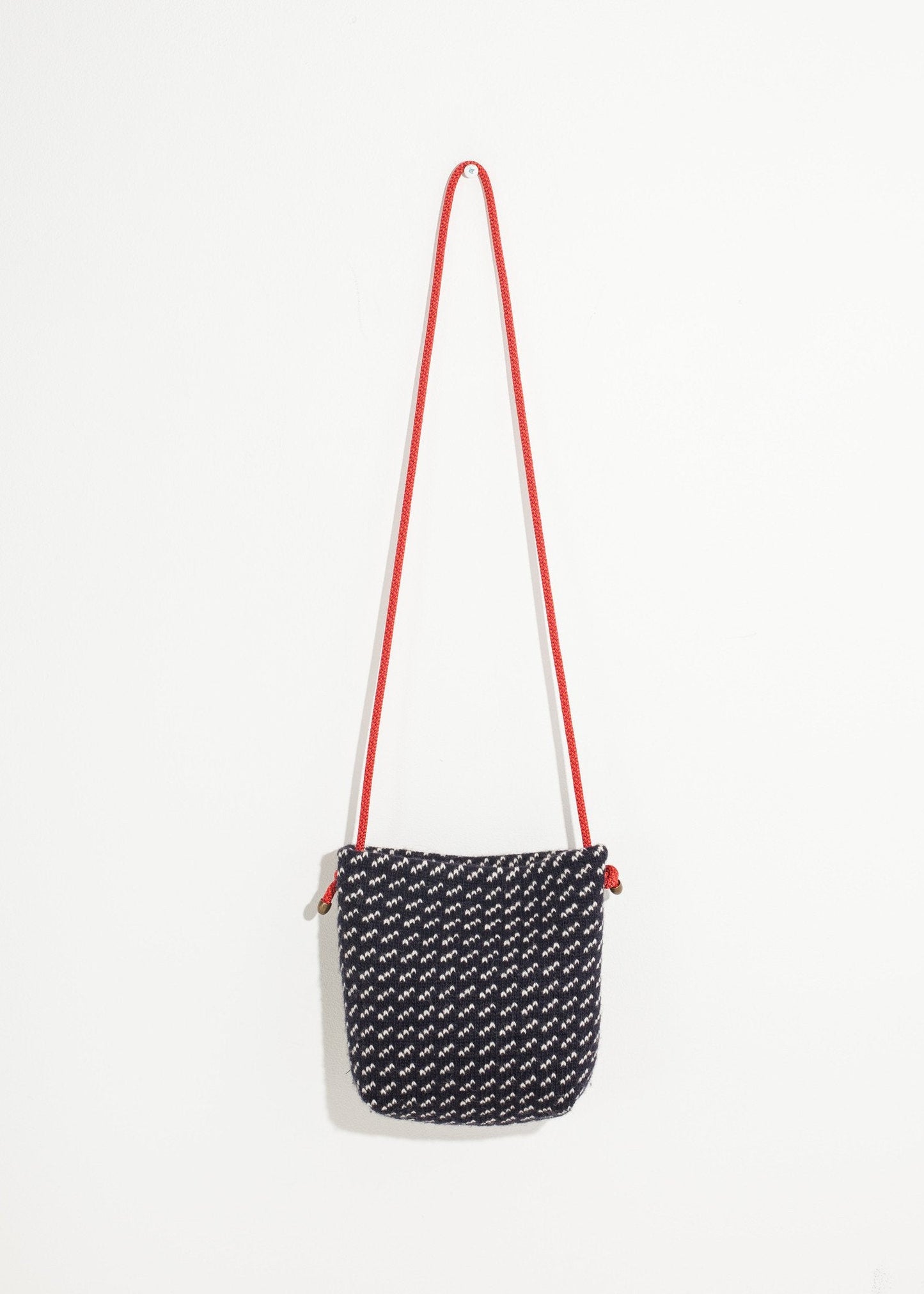 Pochette d'épaule en laine en noir/blanc