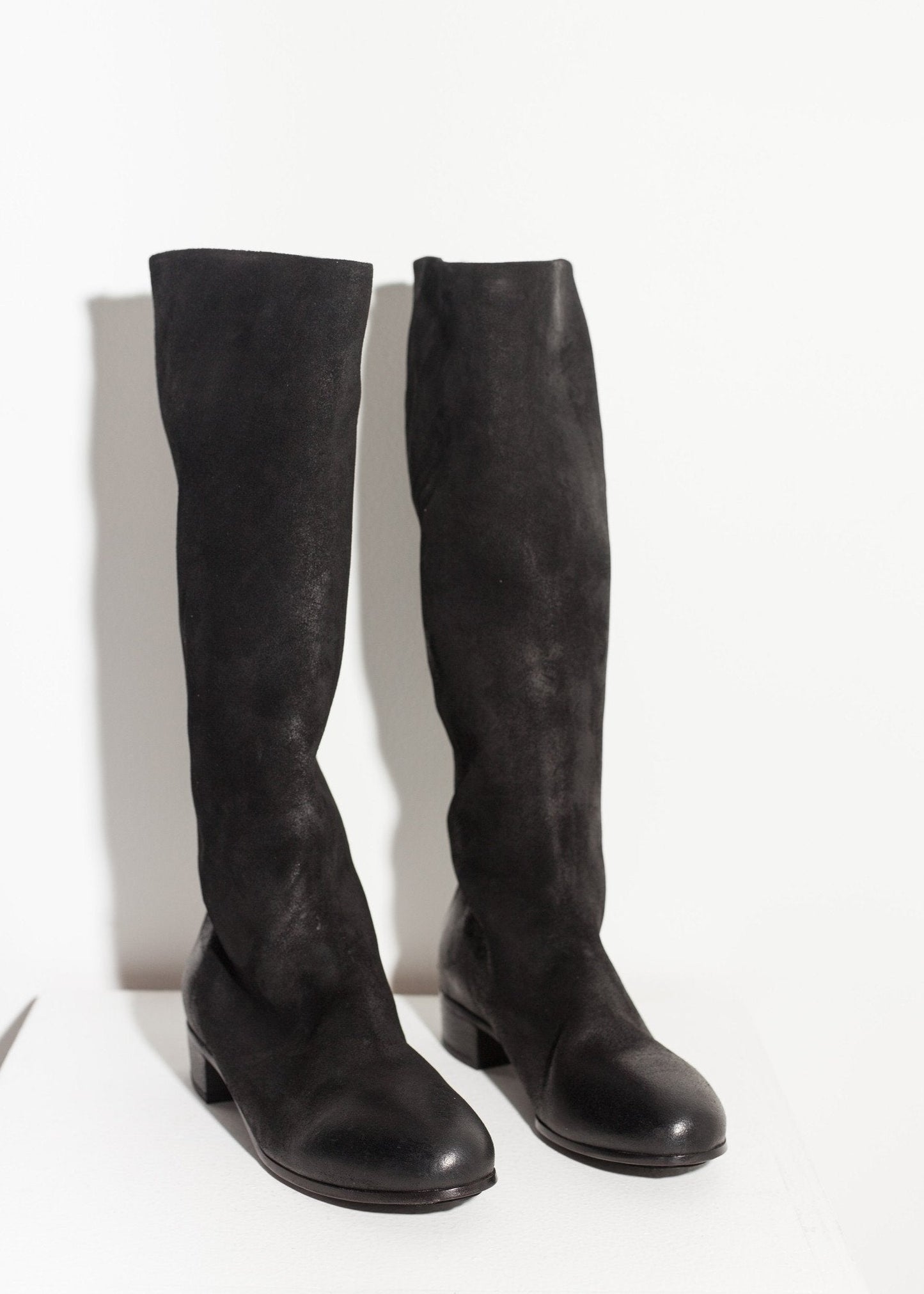 Kniehoher Stiefel in Schwarz