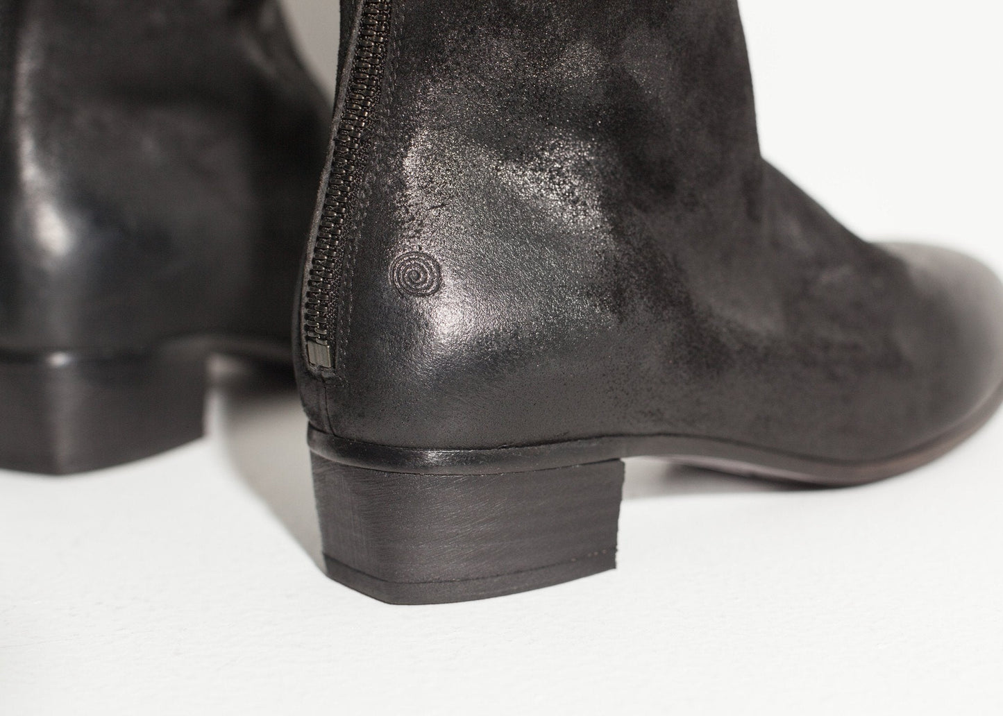 Kniehoher Stiefel in Schwarz
